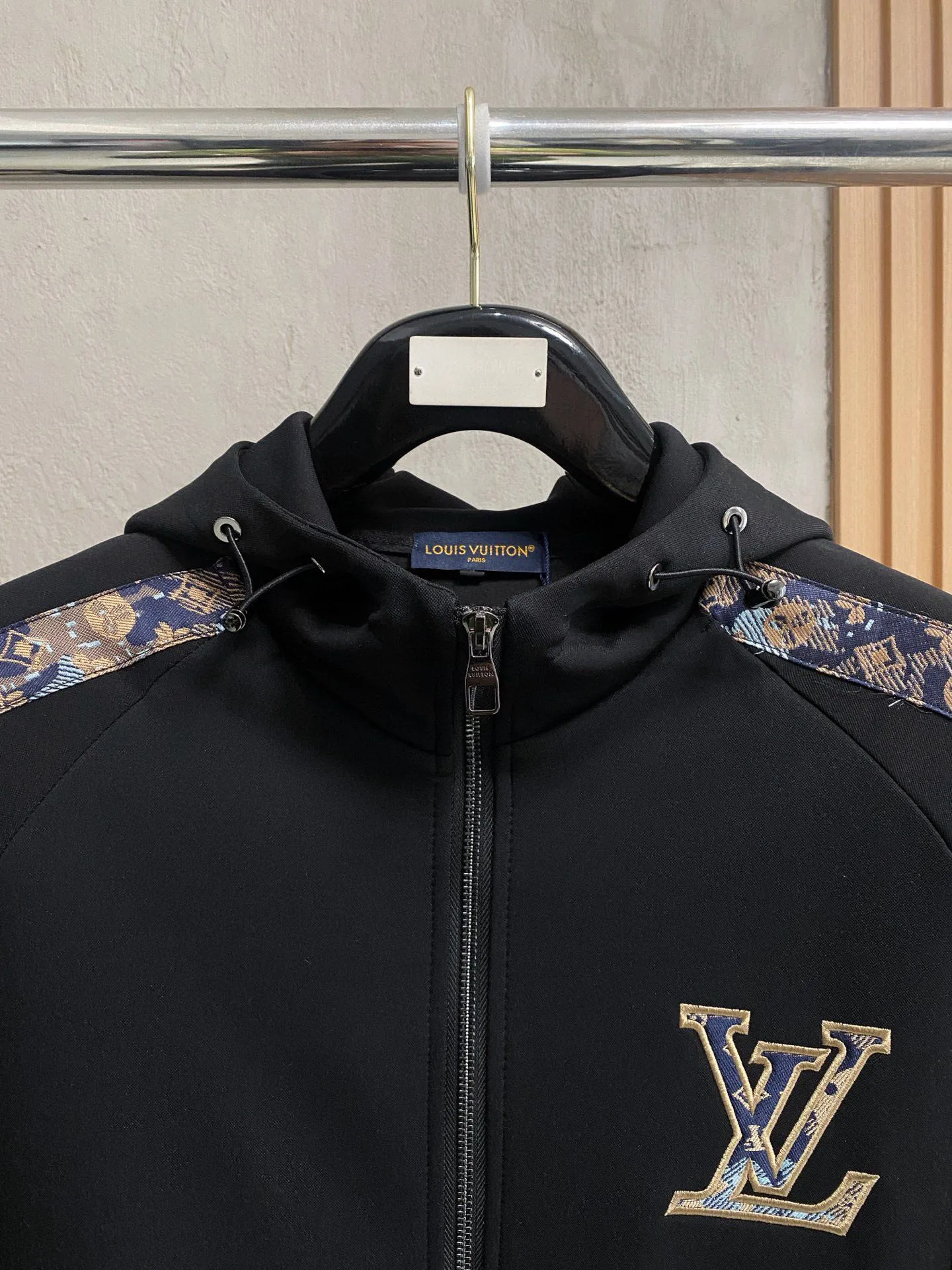 🅿️720 [LV Louis Vuitton] hot-selling suit is coming. Focus on the original version of the official website. 2025 new hot-selling cardigan and sweatshirt suit. The original order is the best. 🇭🇰The meticulous work of top designers. It has a fitting and perfect upper body effect. All-natural high-quality Tencel Roman cotton 100%, close-fitting comfort, noble and elegant! Original hardware embodies elegance and nobility! Counter size: M-3XL (maximum wear up to 190 pounds)